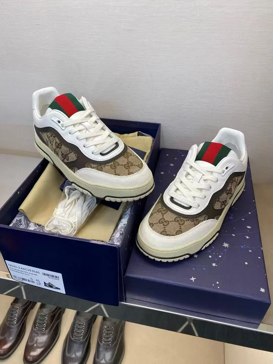 Factory price: 420💰Gucci new men's shoes GUCCI [Lightning] latest shoes are shipped. Original quality, fashionable, made of special materials, sheepskin lining, brand new packaging. The foot feels super comfortable and the workmanship is impeccable. Size: Men's 38-44, customized 45